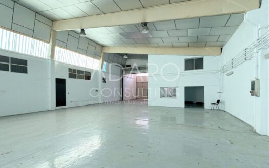Nave industrial en venta en San Fernando de Henares de 794 m²