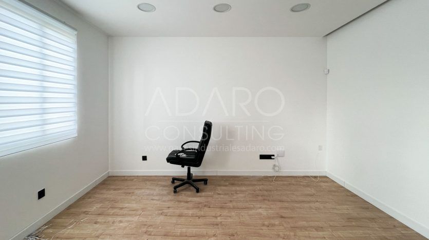 Nave industrial en venta en San Fernando de Henares de 414 m²