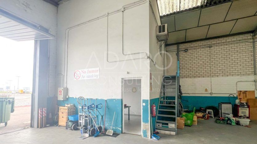 Nave industrial en venta en San Fernando de Henares de 842 m²