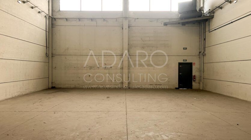 nave industrial en venta se encuentra en la zona de Villaverde, en Madrid. Con una superficie total de 386 m²