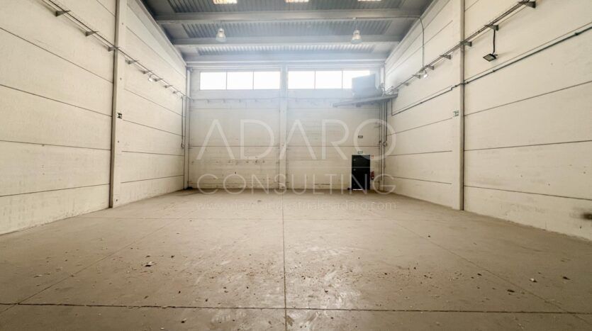 nave industrial en venta se encuentra en la zona de Villaverde, en Madrid. Con una superficie total de 386 m²