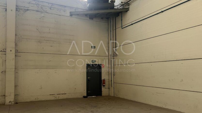 nave industrial en venta se encuentra en la zona de Villaverde, en Madrid. Con una superficie total de 386 m²