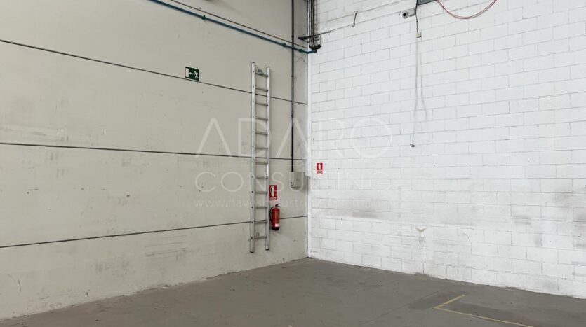 nave industrial en venta se encuentra en la zona de Villaverde, en Madrid. Con una superficie total de 386 m²