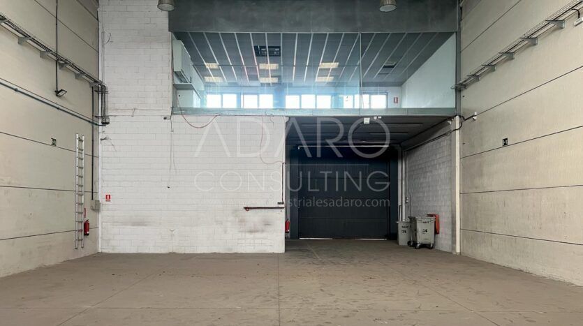 nave industrial en venta se encuentra en la zona de Villaverde, en Madrid. Con una superficie total de 386 m²