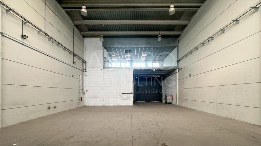 nave industrial en venta se encuentra en la zona de Villaverde, en Madrid. Con una superficie total de 386 m²