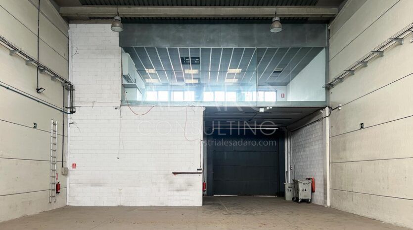 nave industrial en venta se encuentra en la zona de Villaverde, en Madrid. Con una superficie total de 386 m²