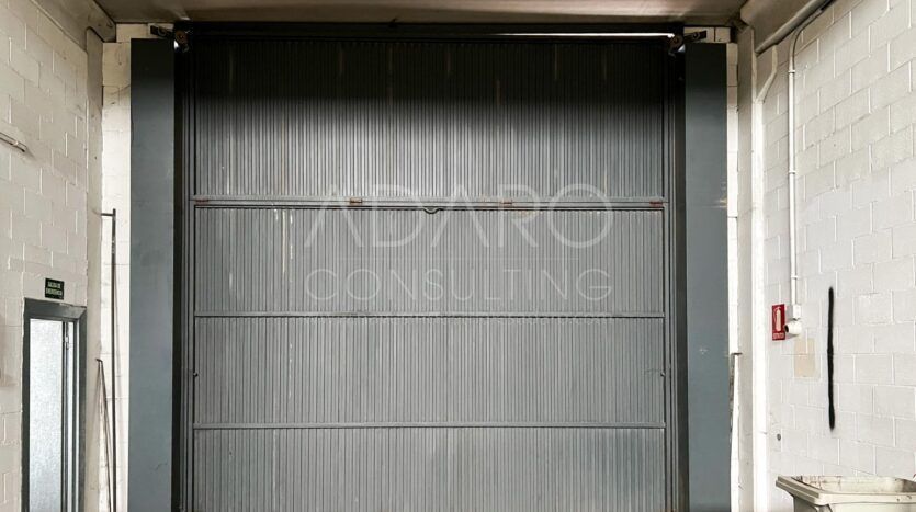 nave industrial en venta se encuentra en la zona de Villaverde, en Madrid. Con una superficie total de 386 m²