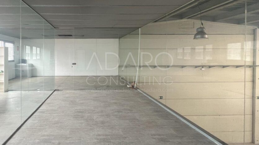 nave industrial en venta se encuentra en la zona de Villaverde, en Madrid. Con una superficie total de 386 m²