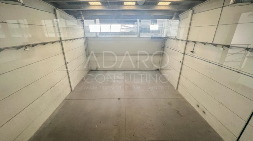 nave industrial en venta se encuentra en la zona de Villaverde, en Madrid. Con una superficie total de 386 m²