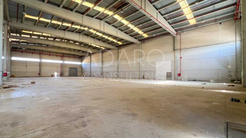 Nave logística en venta en Alovera de 9.532 m²