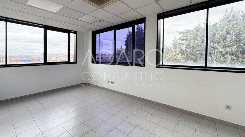 Conjunto de 4 naves industriales con un total de superficie construida de 9.177 m², siendo 900 m² de oficina, y 3.493 m² de patio.