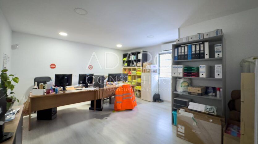 Nave en Venta en San Fernando de Henares de 596 m²